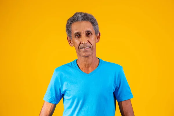 Afro Starší Muž Usmívá Pohled Kamery Prostorem Pro Text — Stock fotografie