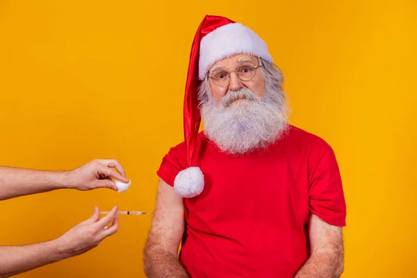 Weihnachtsmann Mit Mundschutz Wird Mit Spritze Geimpft — Stockfoto