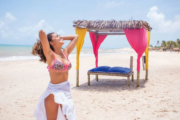 Negro Afro Joven Linda Chica Pelo Rizado Bikini Playa Vacaciones — Foto de Stock