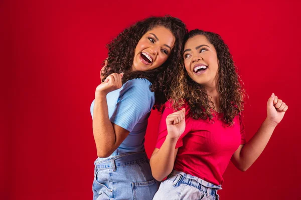 Porträt Glücklicher Junger Afro Freundinnen Die Auf Rotem Hintergrund Tanzen — Stockfoto