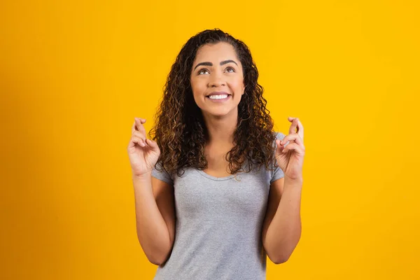 非洲裔美国妇女 头戴非洲式假发 手指交叉 带着希望微笑 运气和迷信观念 — 图库照片