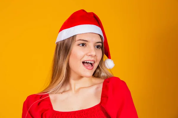Närbild Foto Vacker Ung Kvinna Santa Hatt Julkoncept — Stockfoto