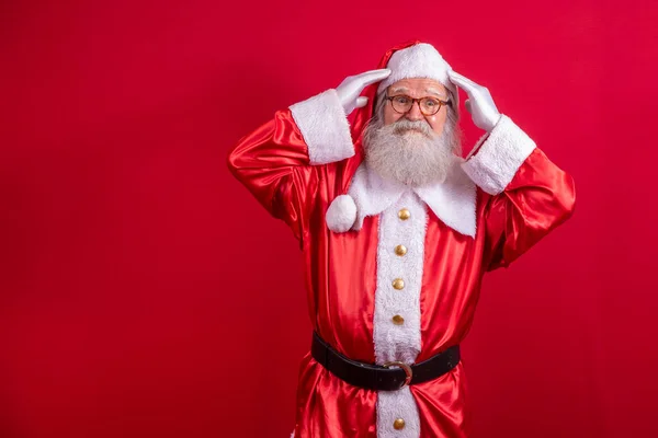 Glömde Jultomten Röd Bakgrund Tomten Med Handen Huvudet Som Han — Stockfoto