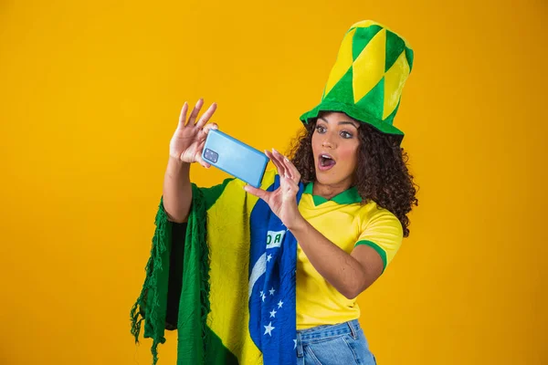 Сторонник Бразильской Футбольной Команды Празднует Гол Наблюдая Смартфоном — стоковое фото