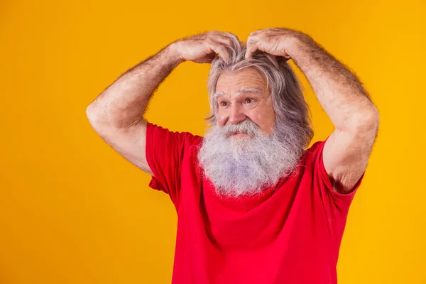 Kaşıntılı Kepek Saçlı Yaşlı Bir Adam — Stok fotoğraf