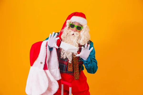 Papai Noel Real Fundo Amarelo Que Mantém Mãos Uma Máscara — Fotografia de Stock