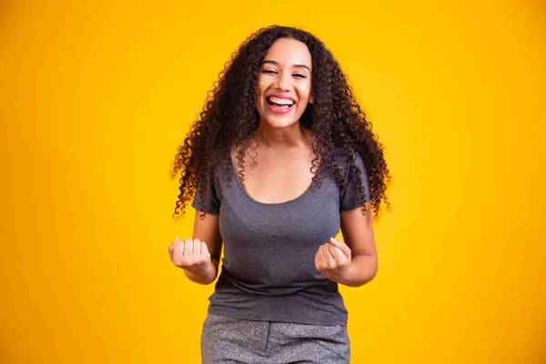 Retrato Mujer Afro Hermosa Feliz Con Sonrisa Perfecta Levantó Las —  Fotos de Stock