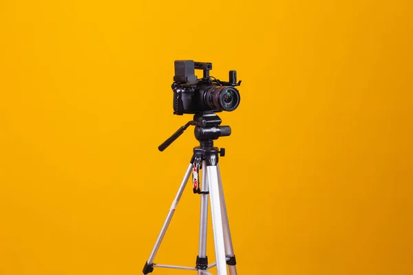 Stativ Kamera Auf Gelbem Hintergrund — Stockfoto