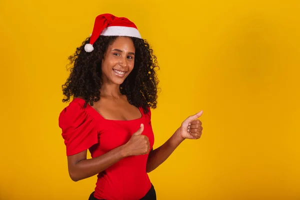 Close Mulher Afro Sorridente Com Chapéu Santa Sorrindo Para Câmera — Fotografia de Stock