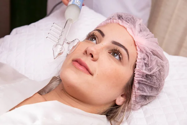 Darsonval Cosmetology 과정을 전문적 피부과 하드웨어 환자용 원발성 여드름 — 스톡 사진