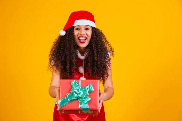 Jovem Noelete Vestido Para Natal Segurando Presente Fundo Amarelo — Fotografia de Stock