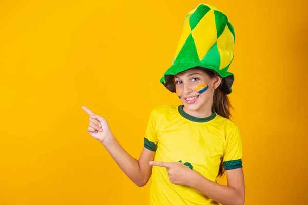 Piękna Brazylijska Fanka Wskazująca Bok — Zdjęcie stockowe