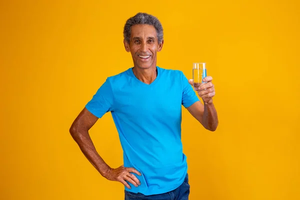 Äldre Man Dricksvatten För Hydratisering — Stockfoto