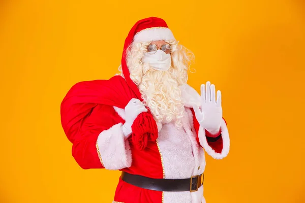 Echte Kerstman Gele Achtergrond Met Een Beschermend Masker Tegen Gezelligheid19 — Stockfoto