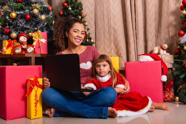 Familia Madre Niña Uso Computadora Portátil Casa Vacaciones Navidad —  Fotos de Stock