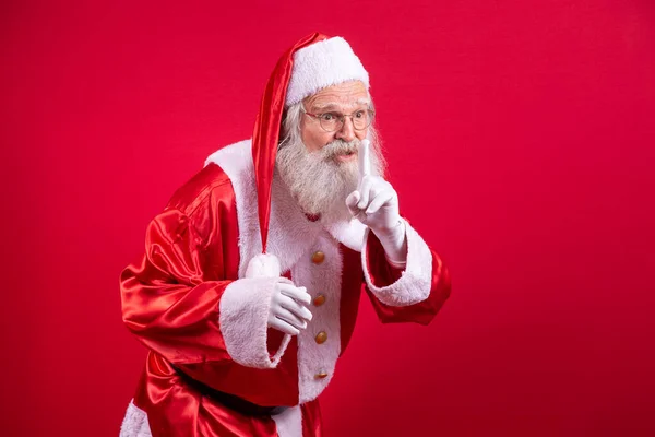 Święty Mikołaj Trzyma Palec Wskazujący Usta Patrzy Kamerę Cicho Zachowaj — Zdjęcie stockowe