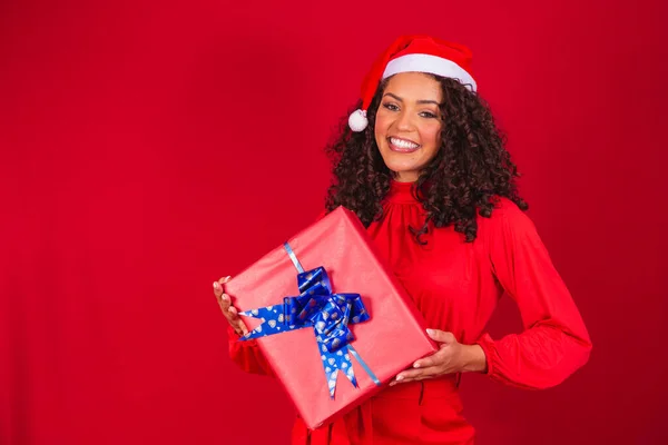 배경에 선물을 클로스 모자를 흑인의 크리스마스 컨셉트 — 스톡 사진