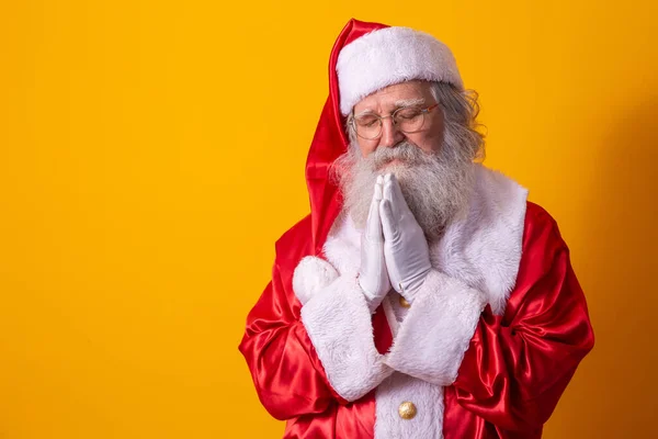 Święty Mikołaj Modli Się Żółtym Tle Wiara — Zdjęcie stockowe