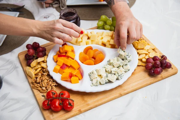 Cheese Plate Variety Appetizers Table Strawberry Apricot Grape Grain Cheese — Stock Photo, Image