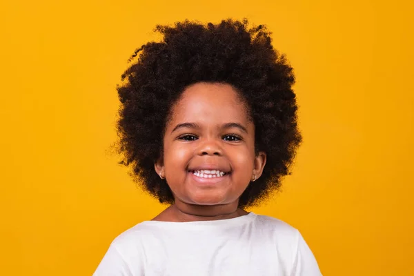 Κοντινό Πλάνο Του Χαρούμενου Μικρού Μαύρου Κοριτσιού Που Χαμογελά Χώρο — Φωτογραφία Αρχείου