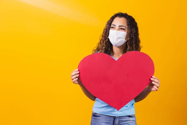 Cerrahi Maskeli Genç Bir Kadın Büyük Kağıt Bir Kalple Mesaj — Stok fotoğraf