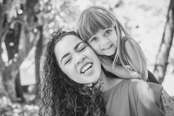 愛情を交換する娘と愛らしい若い母親 公園の母親と娘 母の日 — ストック写真