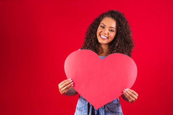 Afro Chica Celebración Manos Corazón Forma Amour Aislado Sobre Rojo —  Fotos de Stock