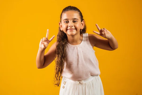 Чарівна Маленька Дівчинка Робить Знак Жовтому Тлі Доброго Миру Любові — стокове фото