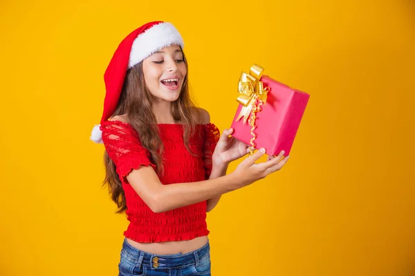 Ενθουσιασμένη Μικρή Καυκάσια Ανοιχτό Στόμα Κρατώντας Ένα Χριστουγεννιάτικο Δώρο — Φωτογραφία Αρχείου