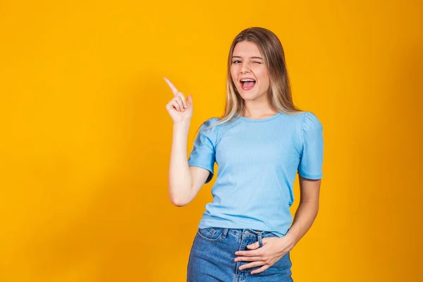 Caucasian Young Woman Pointing Side Free Space Text Open Mouth — Stock Photo, Image