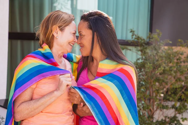 Igbt Bayrağı Taşıyan Lezbiyen Bir Çift Birbirine Aşık Iki Kız — Stok fotoğraf