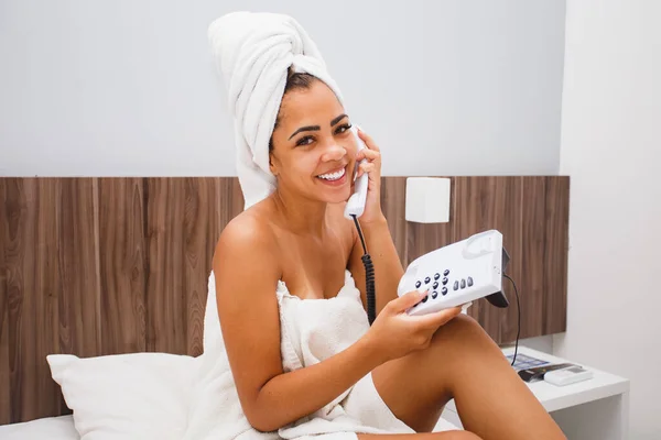 Afro Vrouw Handdoek Bellen Telefoon Hotelkamer — Stockfoto