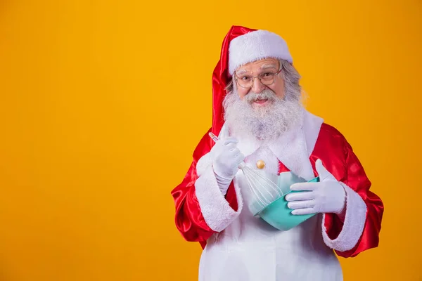 Άγιος Βασίλης Ένα Μπολ Χτυπώντας Κέικ Κίτρινο Φόντο — Φωτογραφία Αρχείου