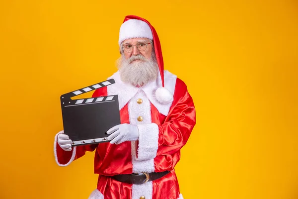 Det Tide Med Litt Action Muntre Julenisse Med Clapperboard – stockfoto