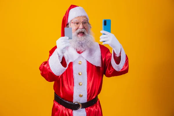 Porträtt Vacker Vacker Förvånad Bedövade Skäggiga Santa Håller Handen Plast — Stockfoto