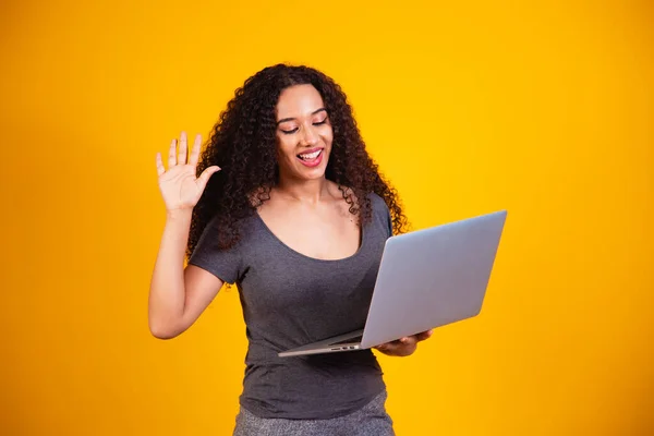 遥控器 兴奋的年轻非洲女人拿着手提电脑进行视频通话的肖像 — 图库照片