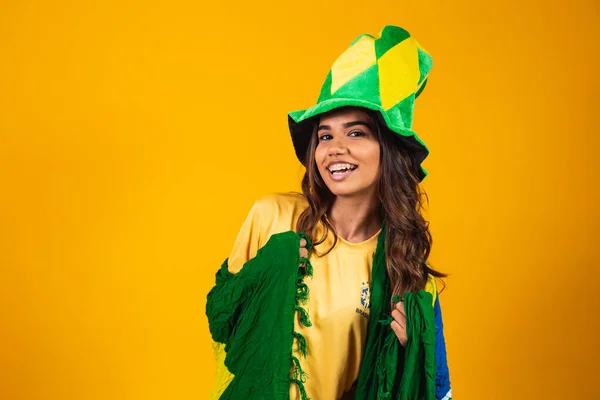 Mujer Joven Partidaria Brasil Con Bandera Vestida Para Juego —  Fotos de Stock