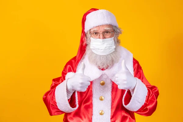 Настоящий Санта Клаус Жёлтым Фоном Защитной Маске Очках Шляпе Рождество — стоковое фото