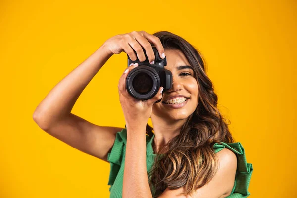 Junges Mädchen Mit Einer Fotokamera Auf Gelbem Hintergrund Frau Fotografiert — Stockfoto