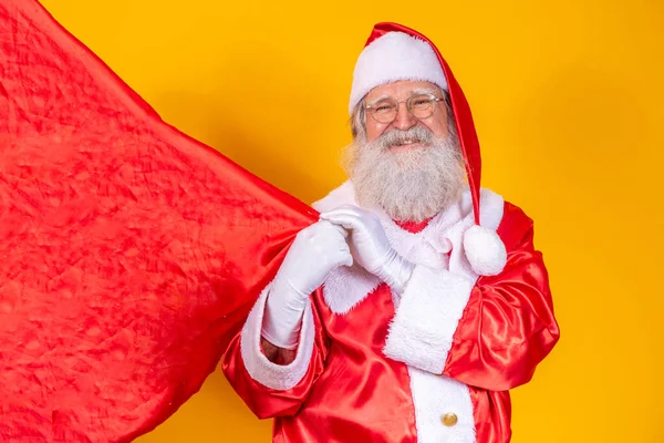 Papai Noel Fundo Amarelo Segurando Saco Presente — Fotografia de Stock
