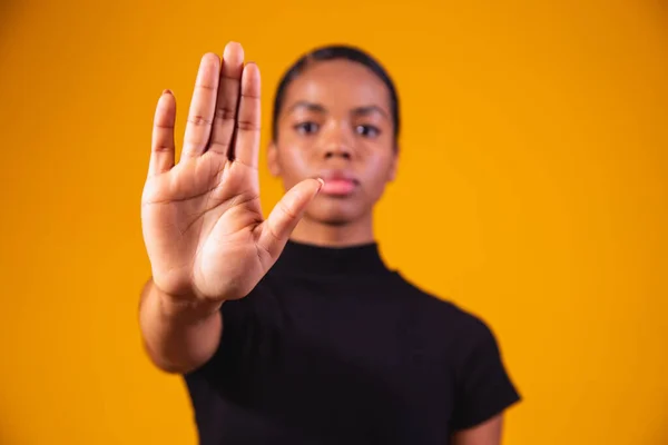 Genç Afrikalı Amerikalı Kadın Ele Vererek Irkçı Önyargılara Son Vermeleri — Stok fotoğraf