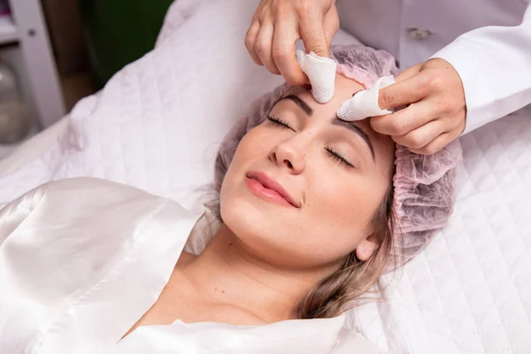 Woman Doing Skin Cleaning Beautician Clinic Cleaning Skin Extracting Pimples — Stock Photo, Image