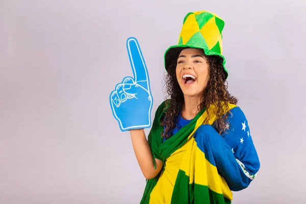Afrofrau Blickt Die Kamera Und Hält Fußballhandschuh Brasilianischen Outfit — Stockfoto