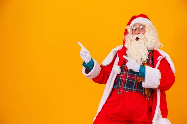 Santa Claus Ukazuje Volnou Stranu Textu Levé Straně — Stock fotografie