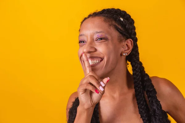 Junge Schwarze Lesbische Oder Bisexuelle Frau Mit Finger Mund Bittet — Stockfoto