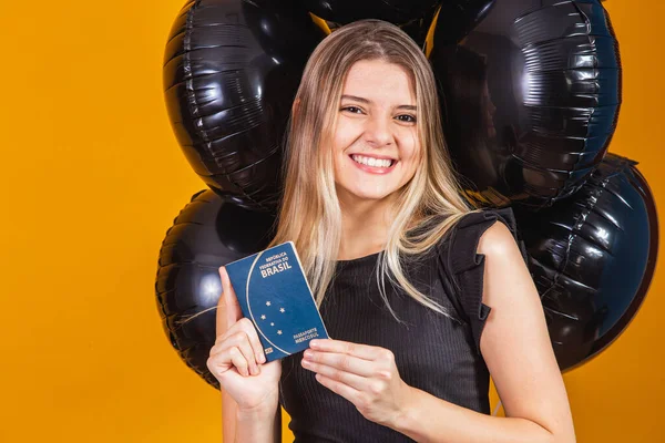 Красивая Светловолосая Блондинка Путешествии Следующий Раз Девушка Бразильским Паспортом Желтом — стоковое фото