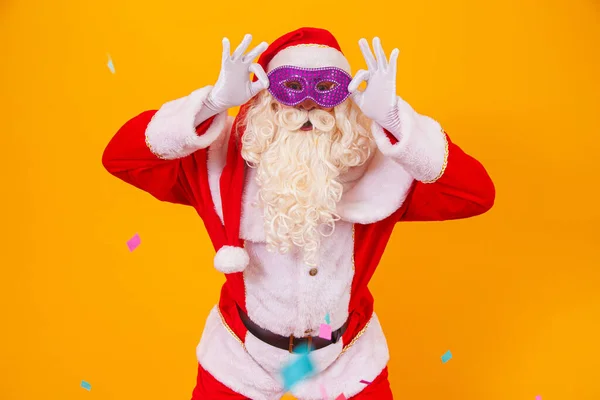 Schöne Weihnachtsmänner Verkleidet Für Die Karnevalsnacht — Stockfoto