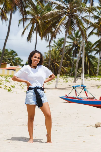 Hermosa Mujer Vacaciones Disfrutando Aire Libre Playa Con Sus Pies — Foto de Stock