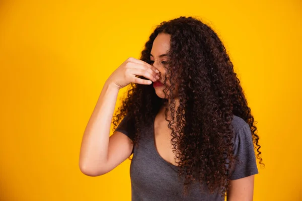 Afro Kadın Iğreniyor Kötü Nahoş Bir Koku Duymamak Için Burnunu — Stok fotoğraf