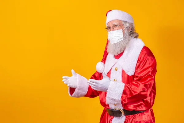 Prawdziwy Święty Mikołaj Żółtym Tle Masce Ochronnej Okularach Kapeluszu Święta — Zdjęcie stockowe
